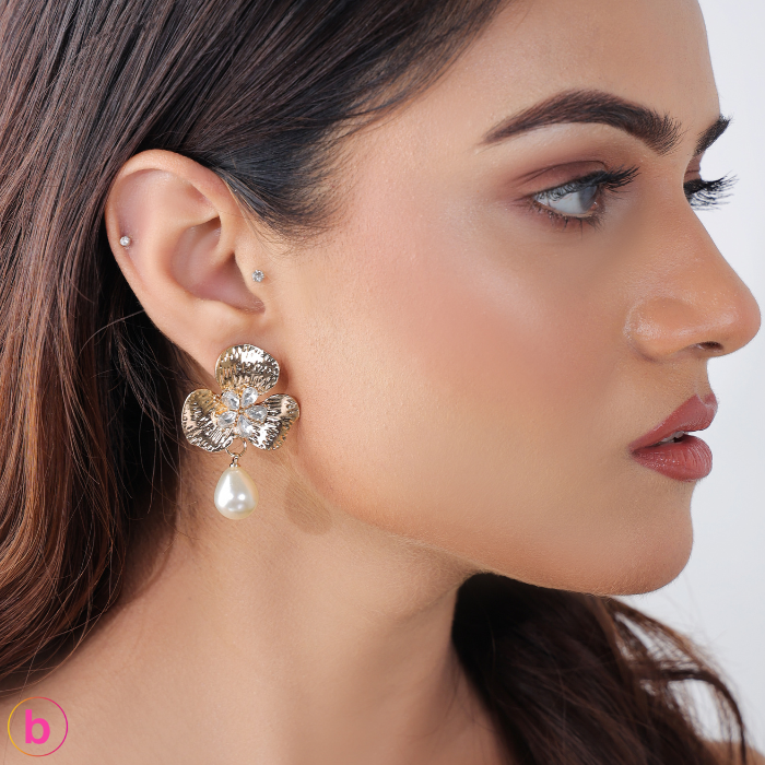 A Pearl & Crystal Flower Earrings In Golden