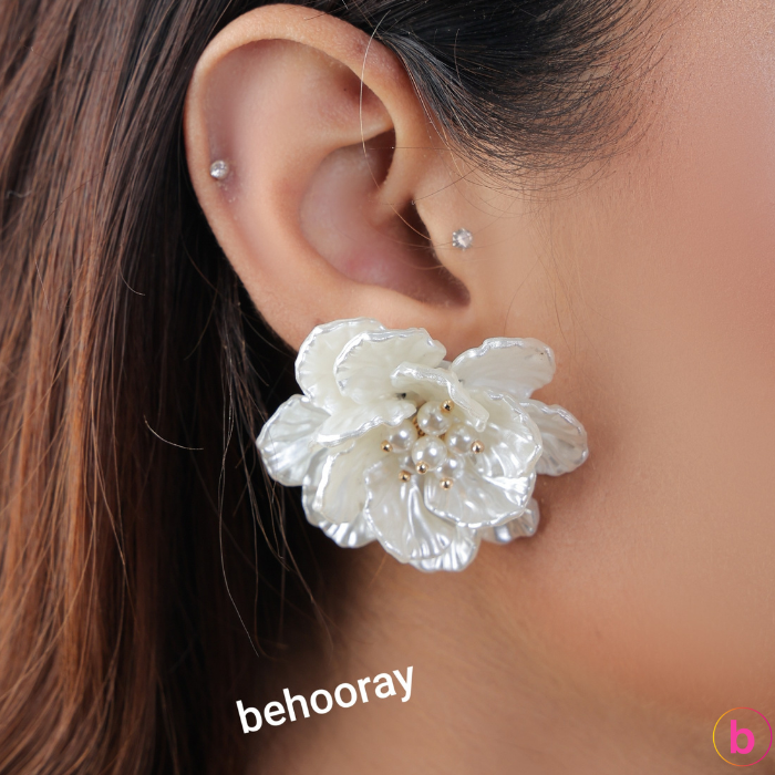 A Fresh Breeze Flower Earrings In Pearl
